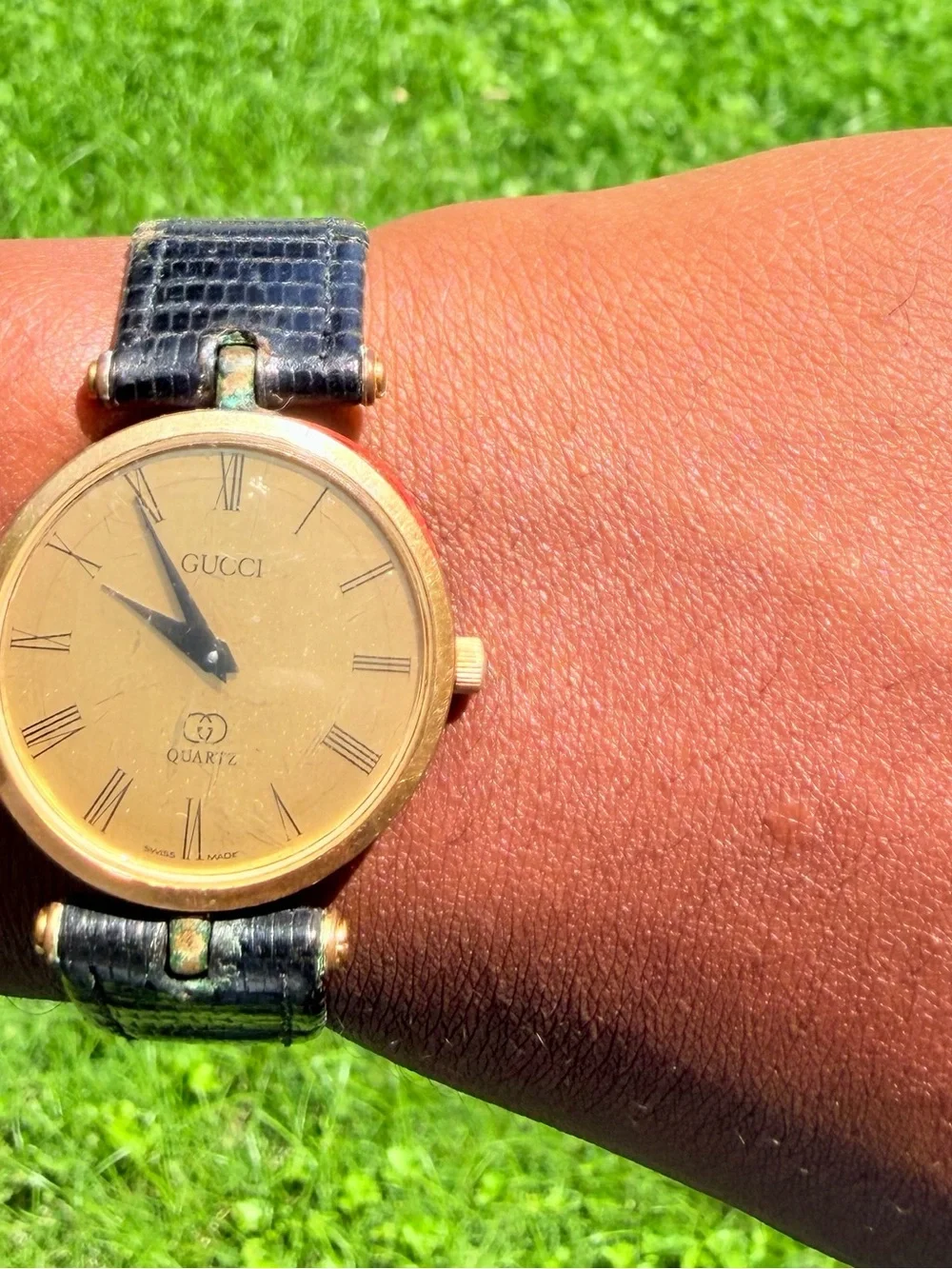 Classic Men's Gucci Quartz Gold-Tone Dress Watch with Black Leather Strap